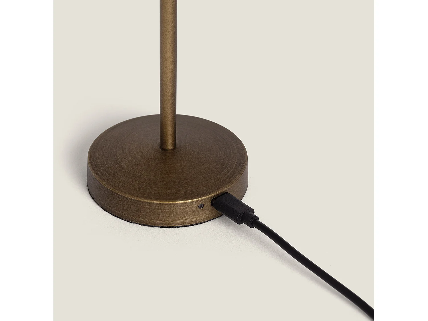 Lampe à Poser LED Portable pour Extérieur Métal avec Batterie Rechargeable Lendora Smoke Laiton