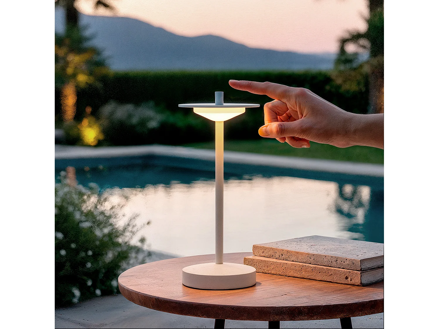 Lámpara de Mesa LED Portátil para Exterior Metal con Batería Recargable Estepona Blanco