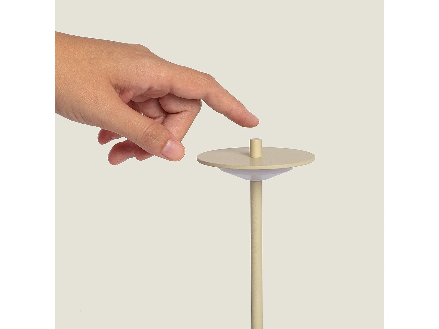 Lampada da Tavolo LED Portatile per Esterni Metallo con Batteria USB Ricaricabile Estepona Beige