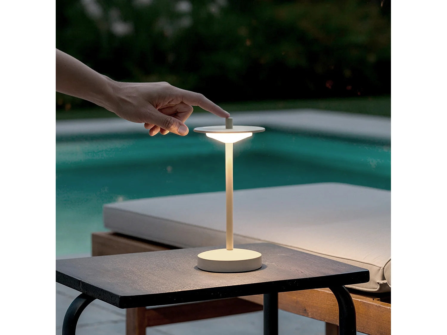 Lampada da Tavolo LED Portatile per Esterni Metallo con Batteria USB Ricaricabile Estepona Beige