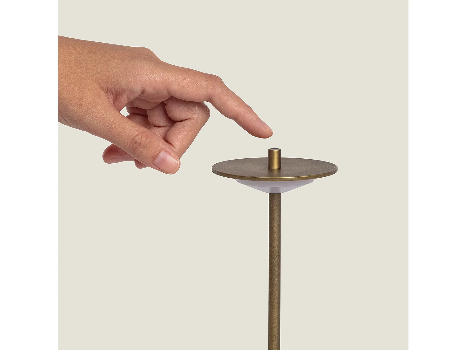 Lampada da Tavolo LED Portatile per Esterni Metallo con Batteria USB Ricaricabile Estepona Ottone