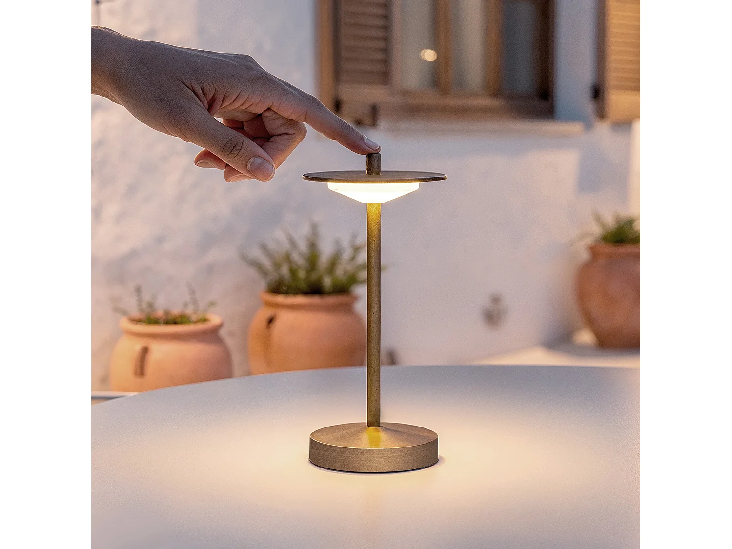 Lampada da Tavolo LED Portatile per Esterni Metallo con Batteria USB Ricaricabile Estepona Ottone
