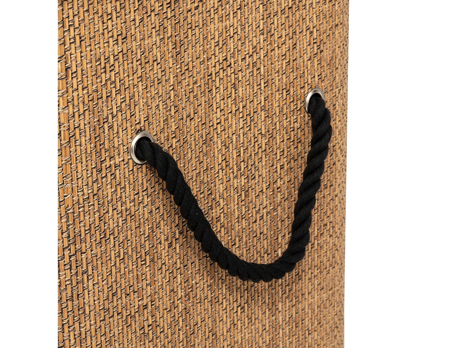 Un cesto para la ropa funcional y natural