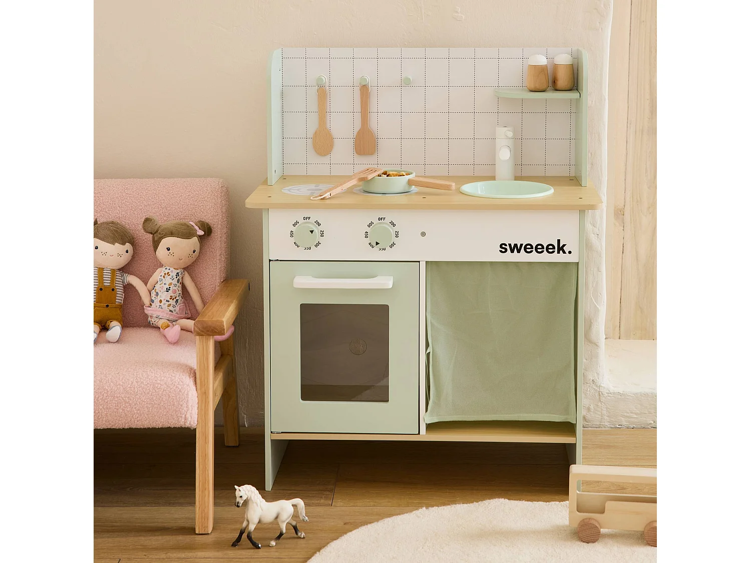 Cocina infantil de madera verde celadón