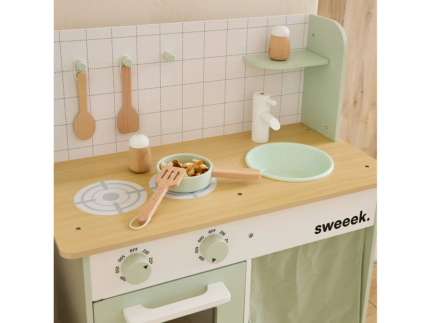 Cocina infantil de madera verde celadón