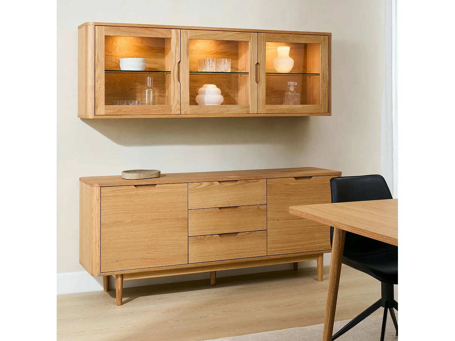 Vitrine murale Nyborg avec 3 portes et 3 niches - Chêne massif et MDF - huile naturelle