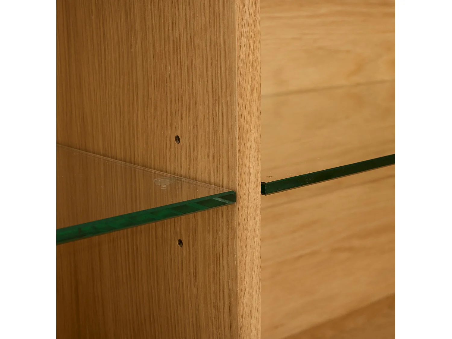 Vitrine murale Nyborg avec 3 portes et 3 niches - Chêne massif et MDF - huile naturelle