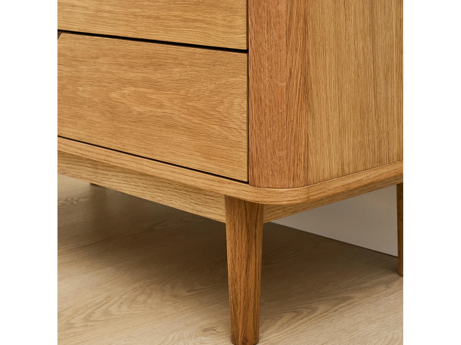 Vitrinekast met led-verlichting Nyborg - 2 deuren, 2 laden - Massief eikenhout & MDF - Natuurlijk olie