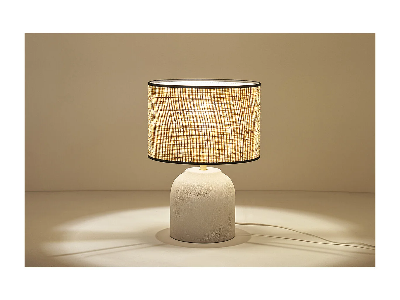 Lampe à poser blanche en céramique effet pierre et abat-jour en raphia H35 cm ROCHA