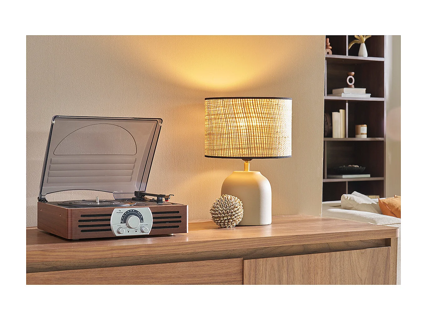 Tischleuchte aus emaillierter Keramik in Taupe mit Lampenschirm aus Bast H35 cm ROCHA