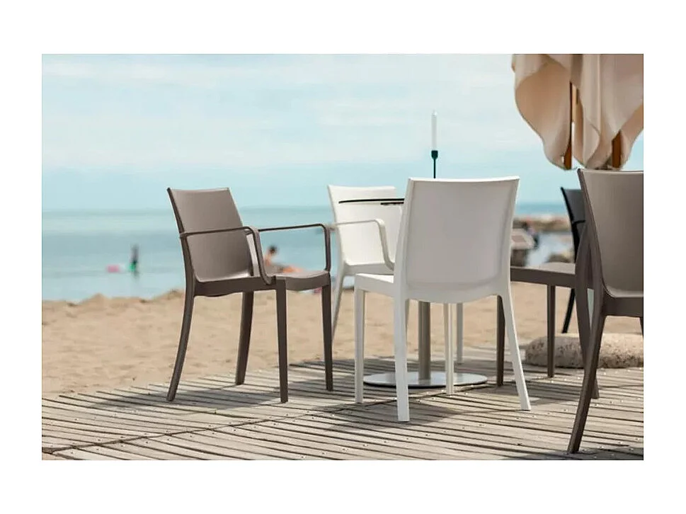 Silla apilable con reposabrazos para bar o jardín exterior Victoria BICA