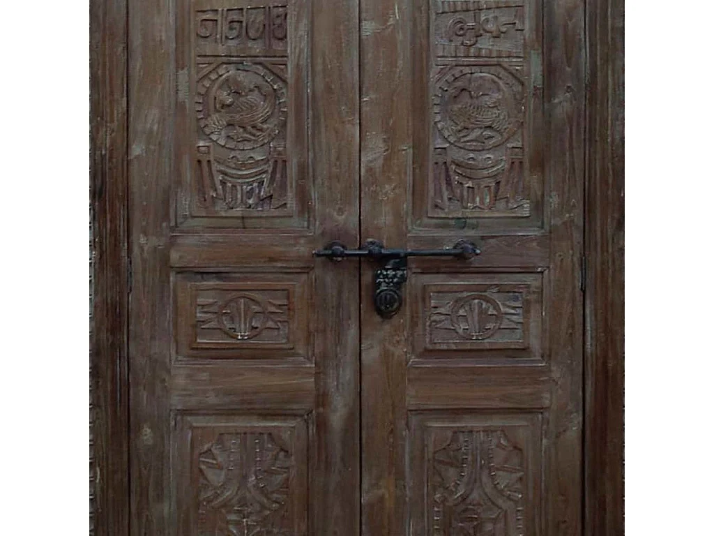 Armário de madeira marrom 121x45x220