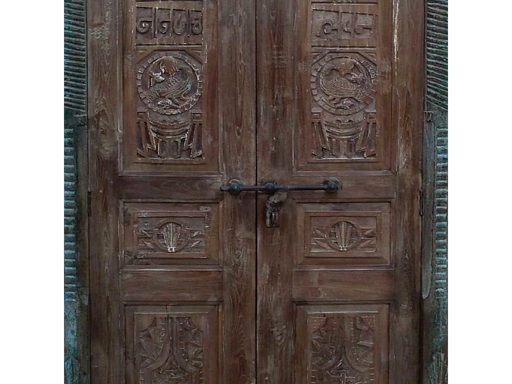 Brauner Holzschrank 121x45x220h cm