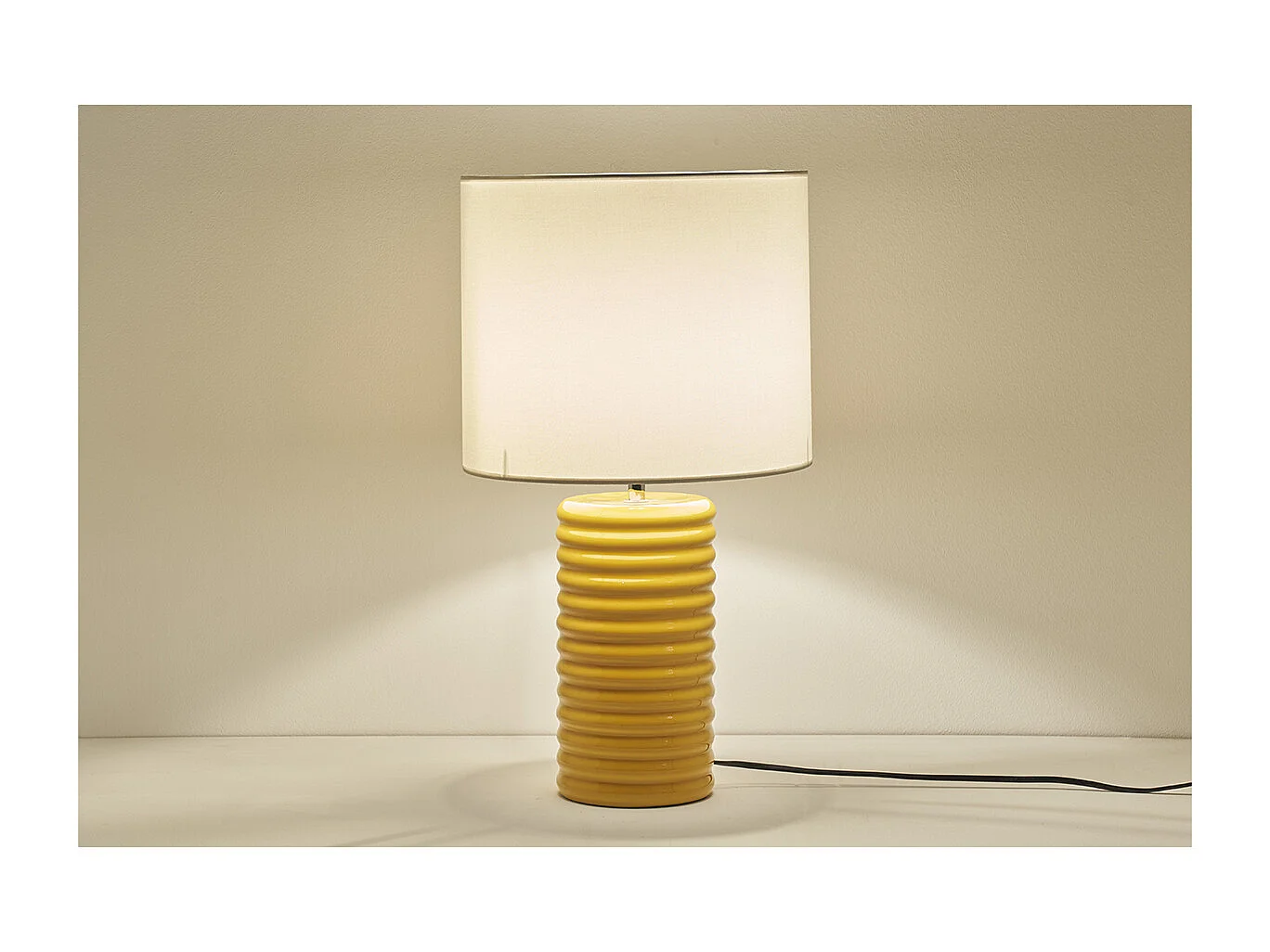 Lampe à poser en céramique émaillée jaune et abat-jour écru H53 cm BERRO