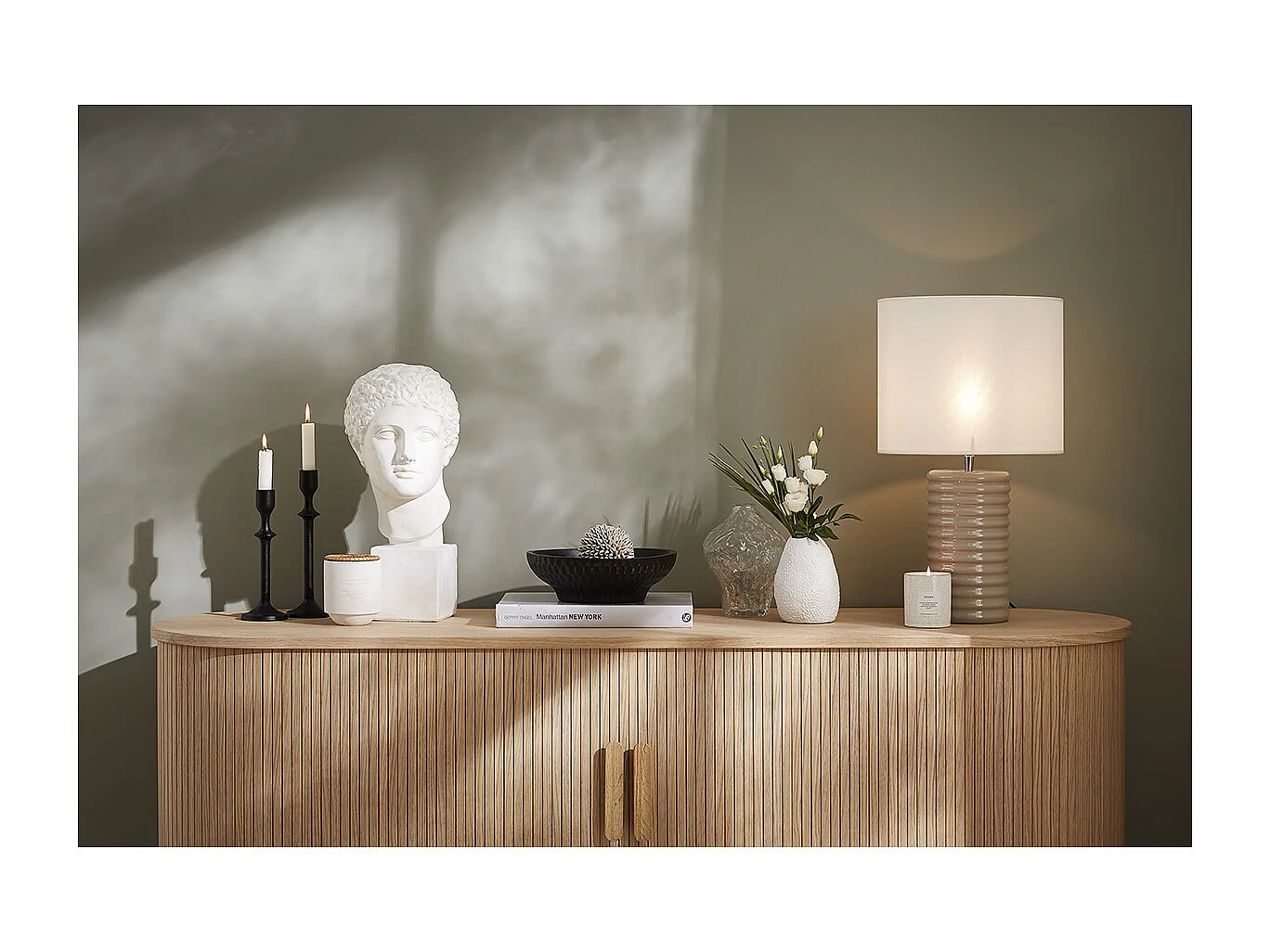 Lámpara de mesa de cerámica esmaltada color topo con pantalla de color crudo BERRO