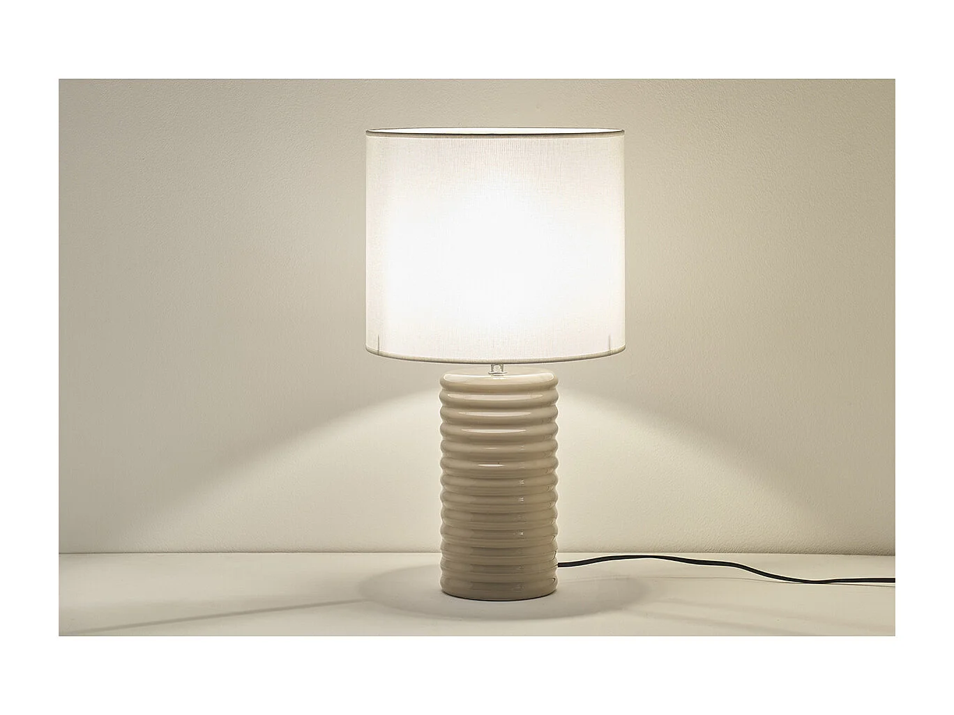 Lámpara de mesa de cerámica esmaltada color topo con pantalla de color crudo BERRO