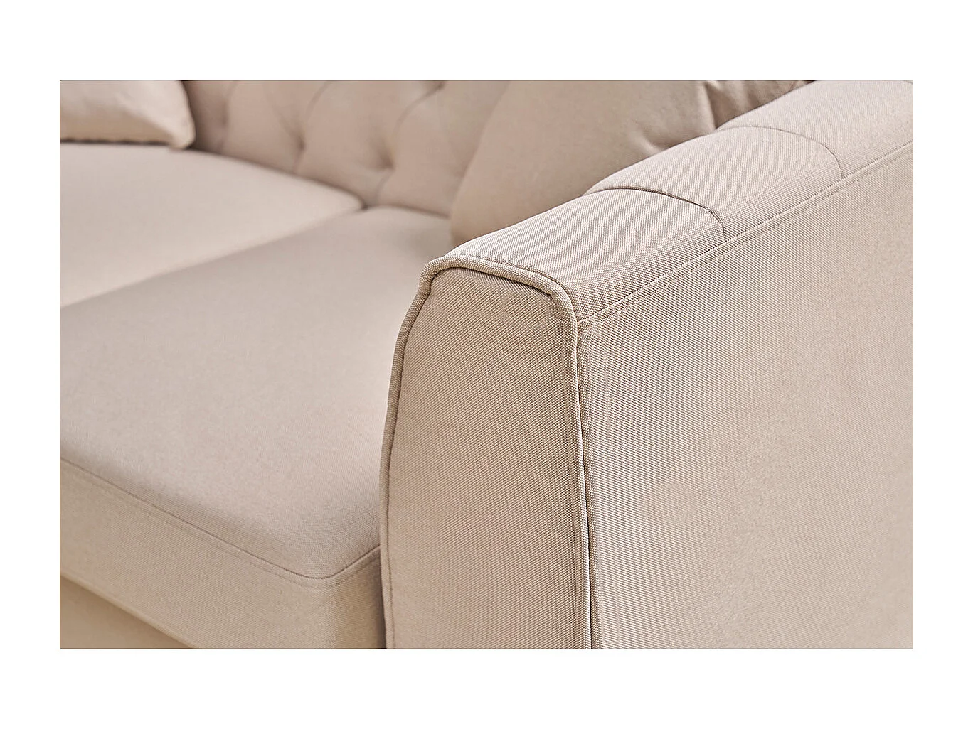 Canapé 2 places capitonné en tissu beige et bois clair MONTAIGNE