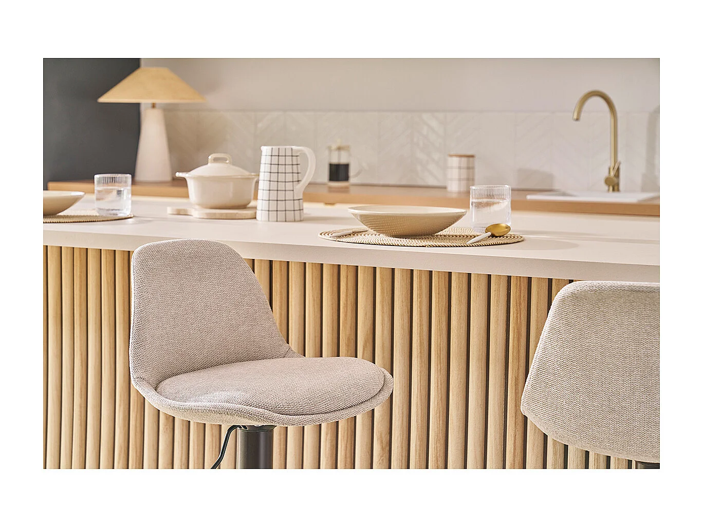 Designer-Barhocker aus beigem samtigem Stoff im 2er-Set STEEVY