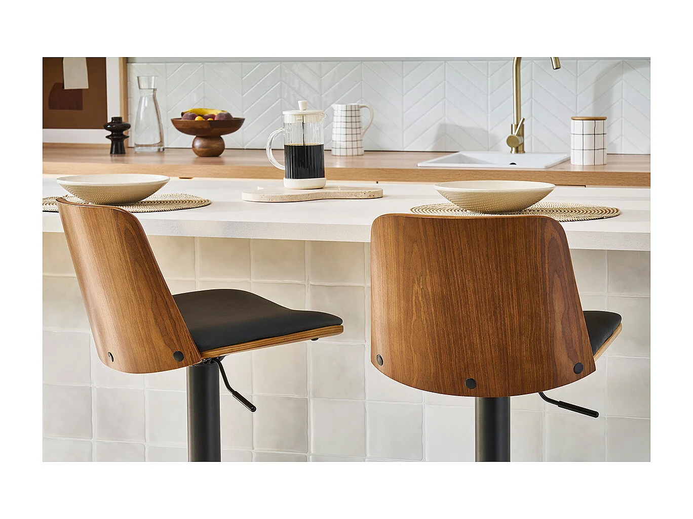 Taburete de bar regulable en madera oscura y poliuretano negro DOA