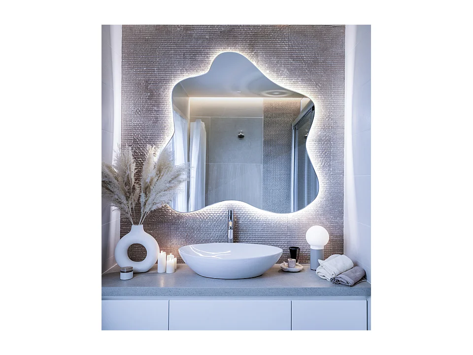 Moderner asymmetrischer Wandspiegel mit kalter LED-Beleuchtung, ideal für minimalistische Dekorationen und moderne Räume - 67,6 cm x 67 cm