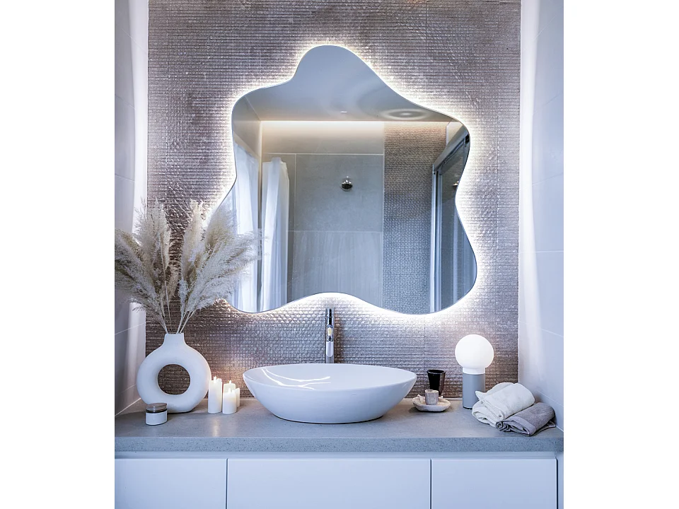 Moderner asymmetrischer Wandspiegel mit kalter LED-Beleuchtung, ideal für minimalistische Dekorationen und moderne Räume - 67,6 cm x 67 cm