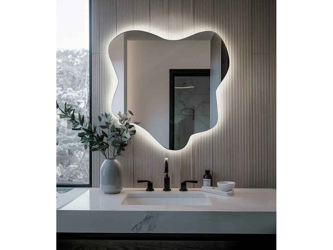 Miroir asymétrique tendance avec LED, lumière froide, parfait pour salle de bain et entrée - 58 cm x 57,5 cm
