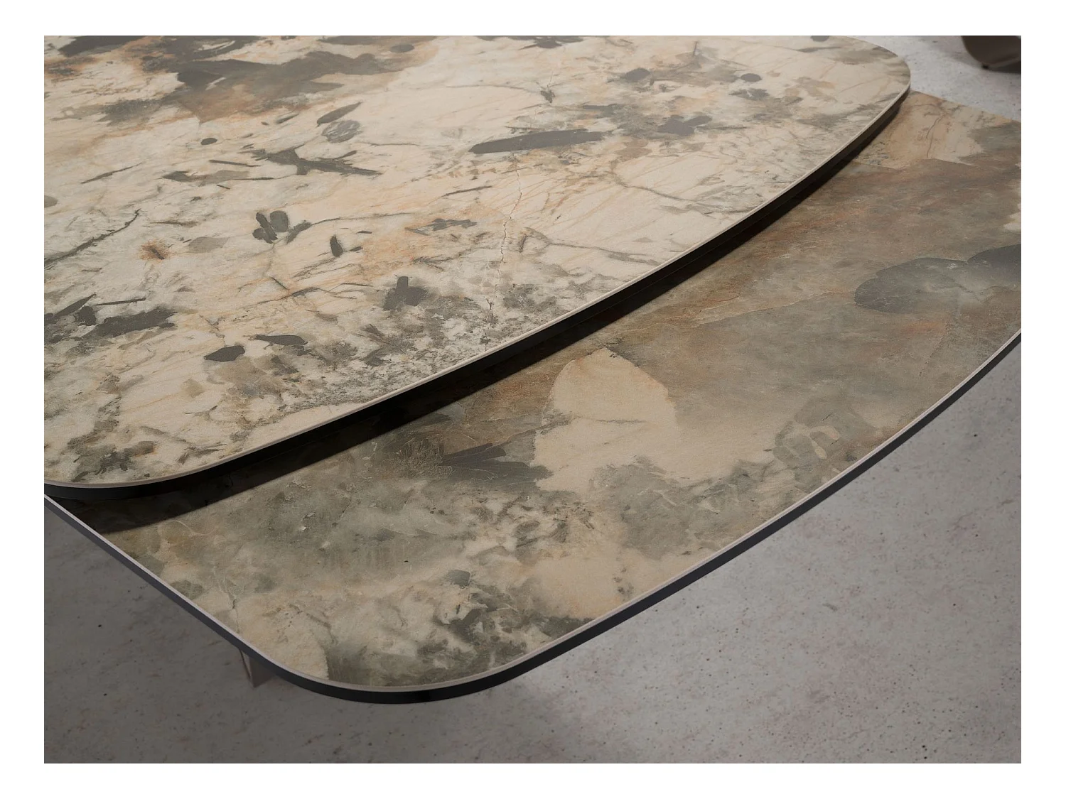 Ovale uitschuifbare eettafel ovaal vat porselein marmer en taupe metallic staal