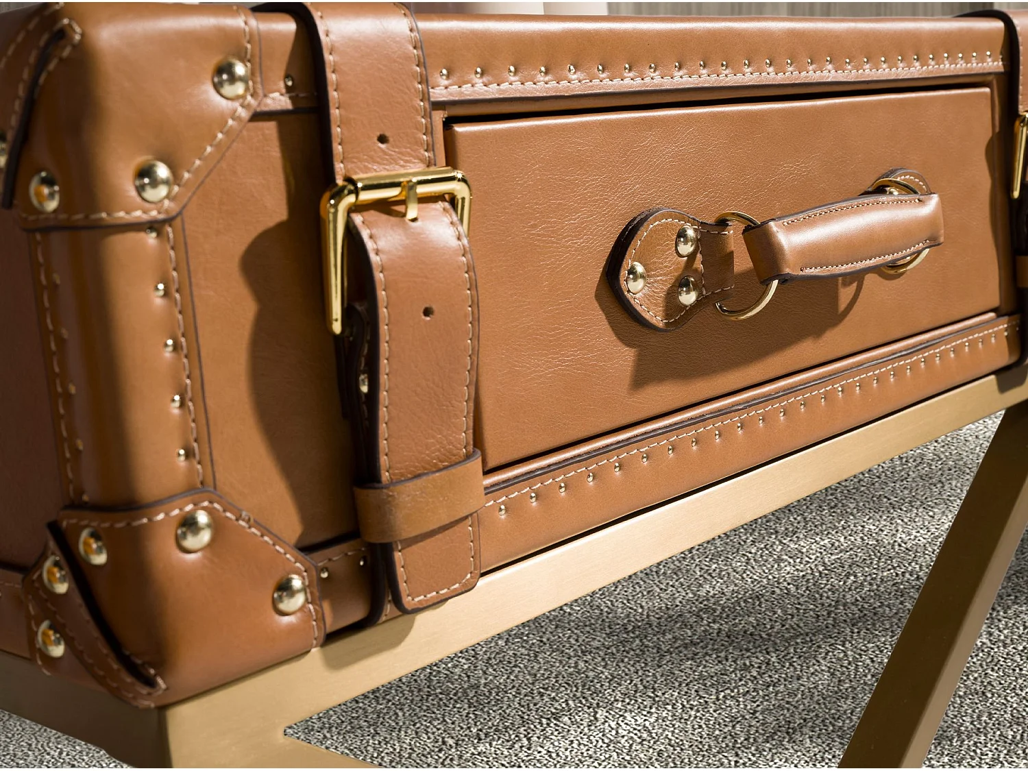 Tavolino rettangolare in pelle e acciaio dorato