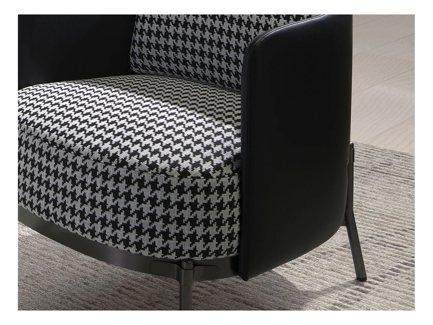 Fauteuil van zwart en wit stof en zwart kunstleer