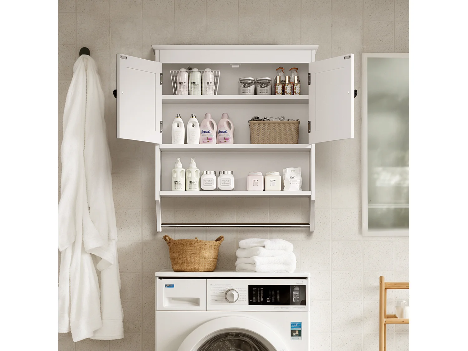 Bealife witte muurmeubel voor de badkamer met een handdoekenrek