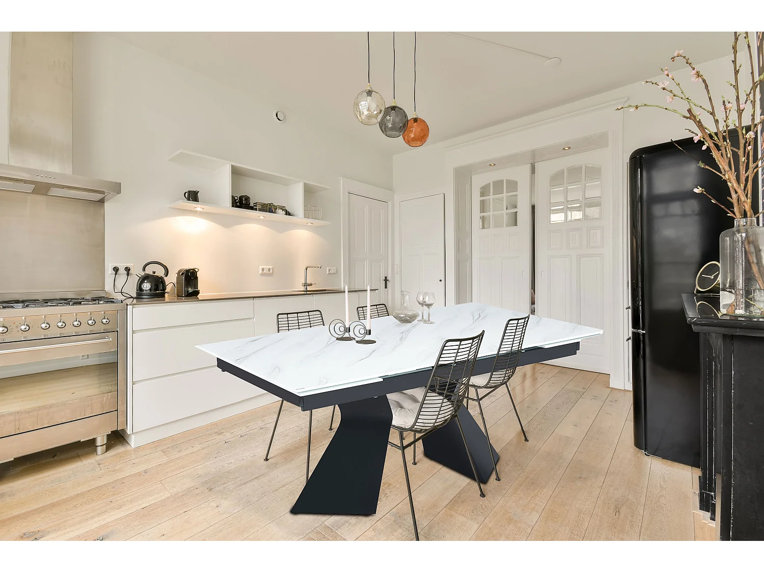 Table à manger extensible Icaria en Verre effet marbre blanc et pieds Métal Noir