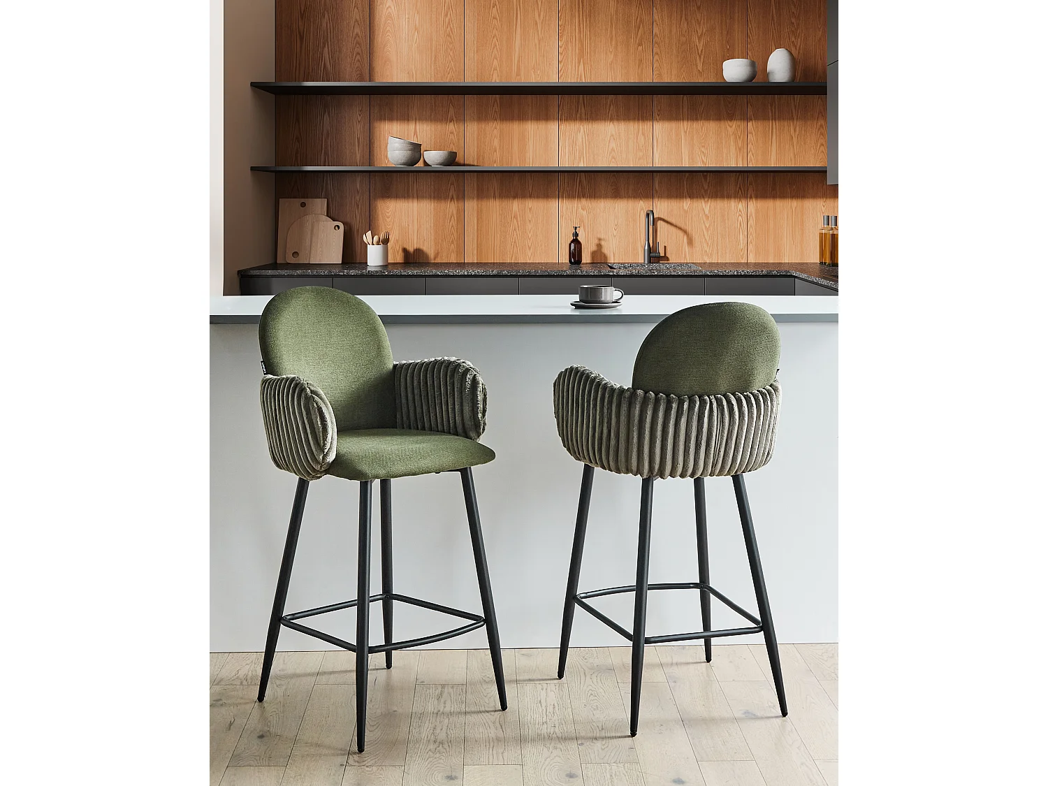 Barstuhl 2er Set Stoff grün gepolstert mit Armlehnen aus Samt Barhocker Amity