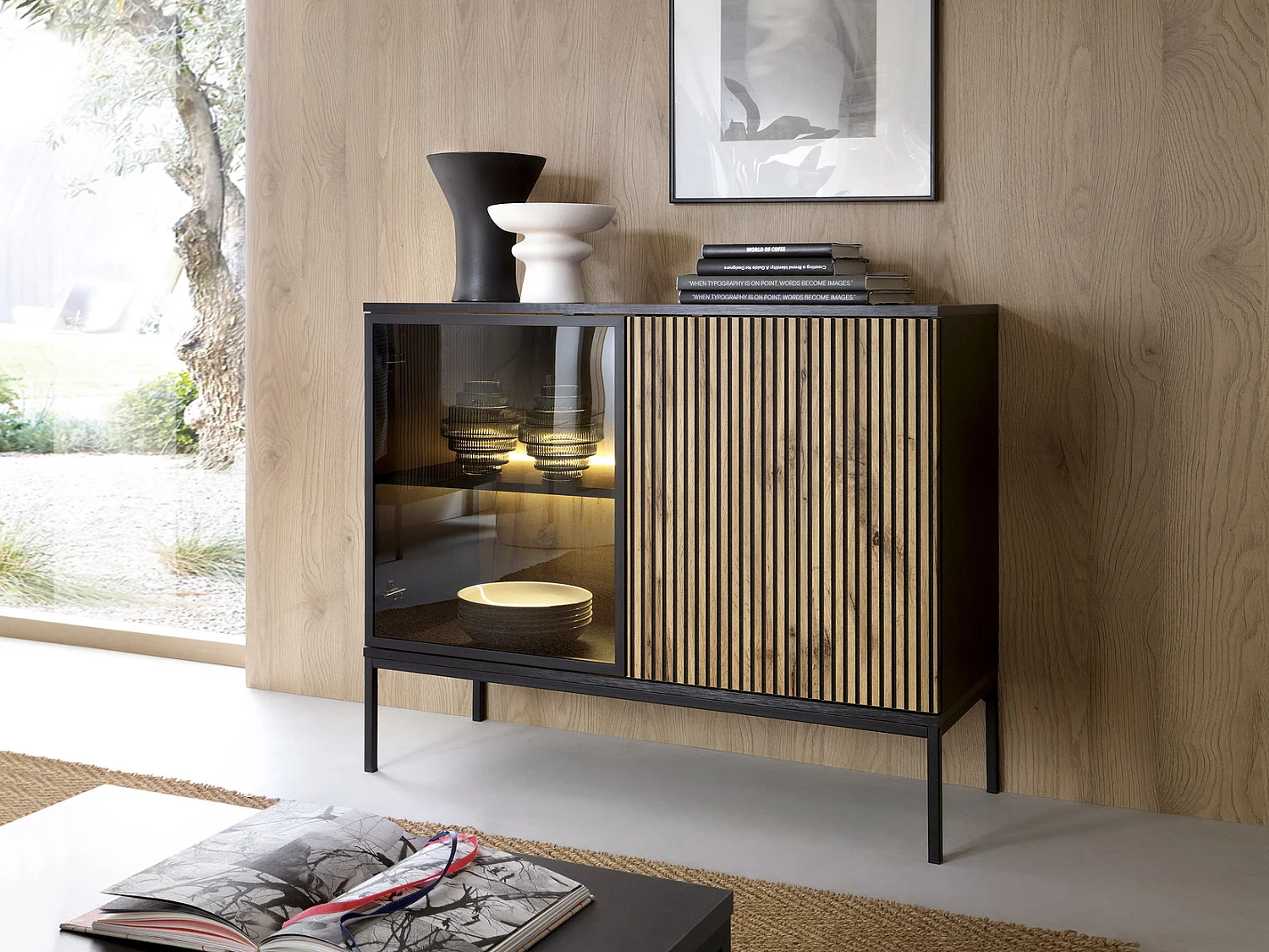 Emporius Haller komoda 100 cm na nóżkach - komoda dwudrzwiowa z oświetleniem LED, szklane drzwi, lamele