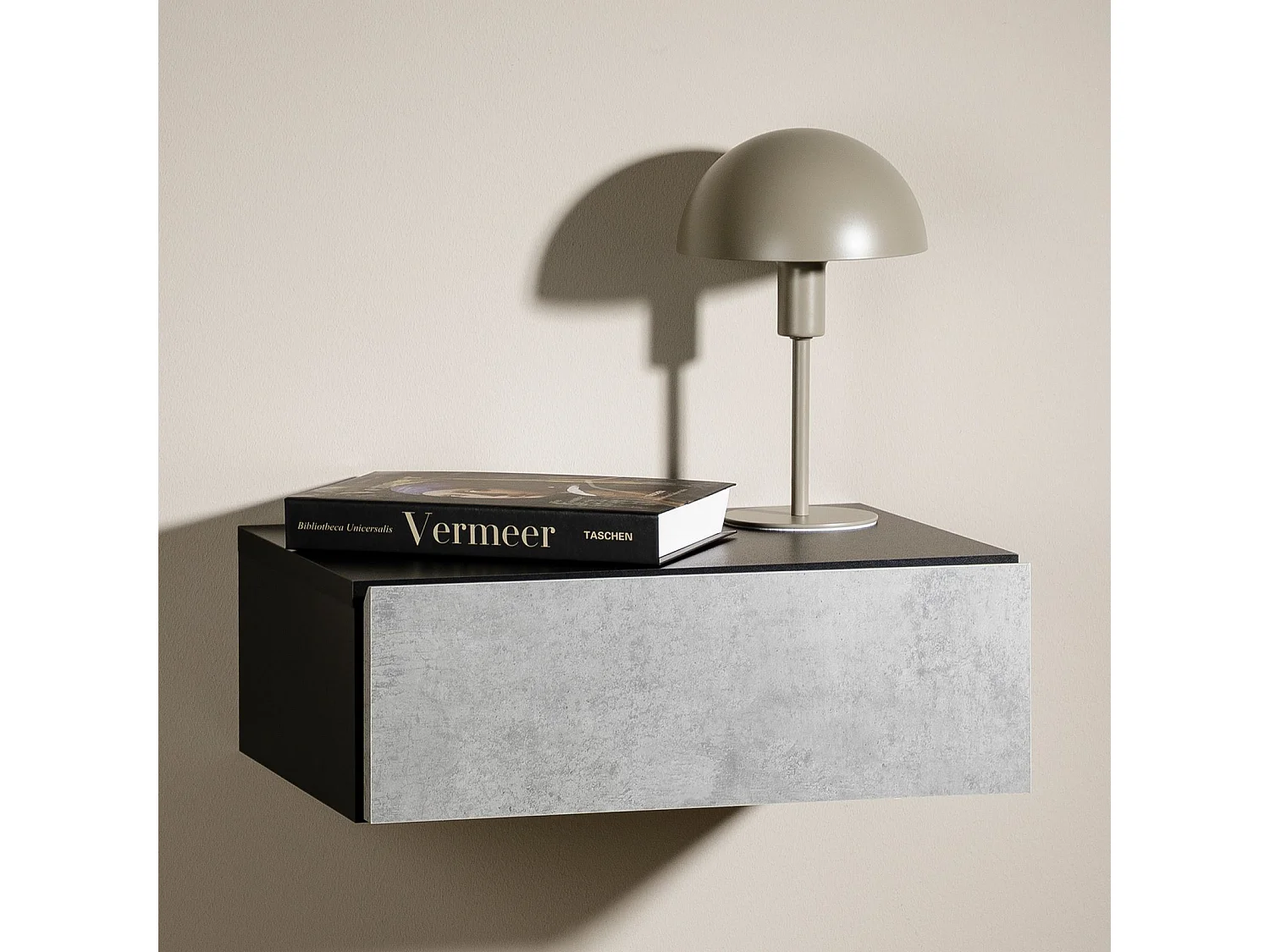 Chevet suspendu OCEANE, en bois noir et béton étagère murale avec 1 tiroir sans poignée