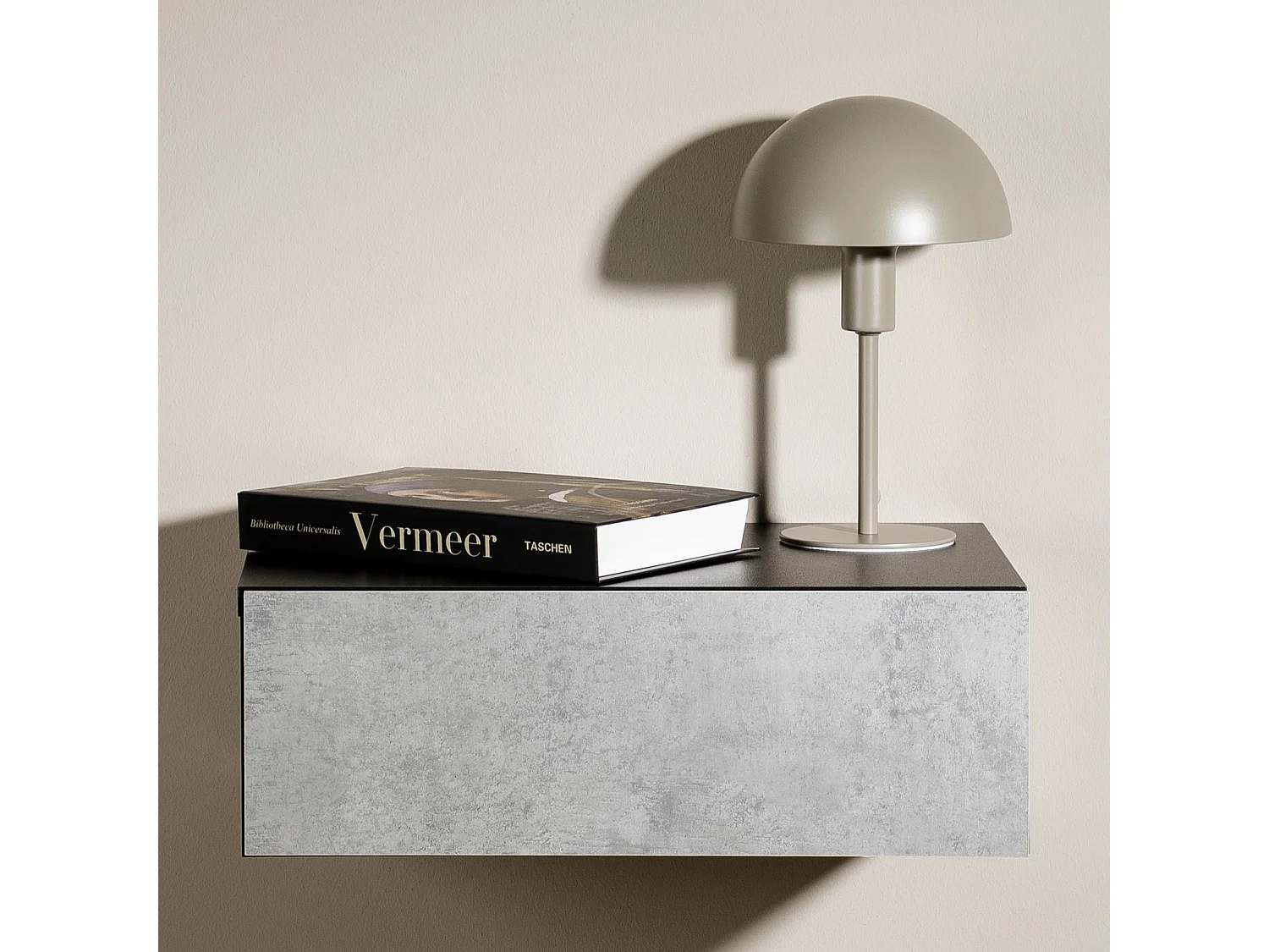 Chevet suspendu OCEANE, en bois noir et béton étagère murale avec 1 tiroir sans poignée