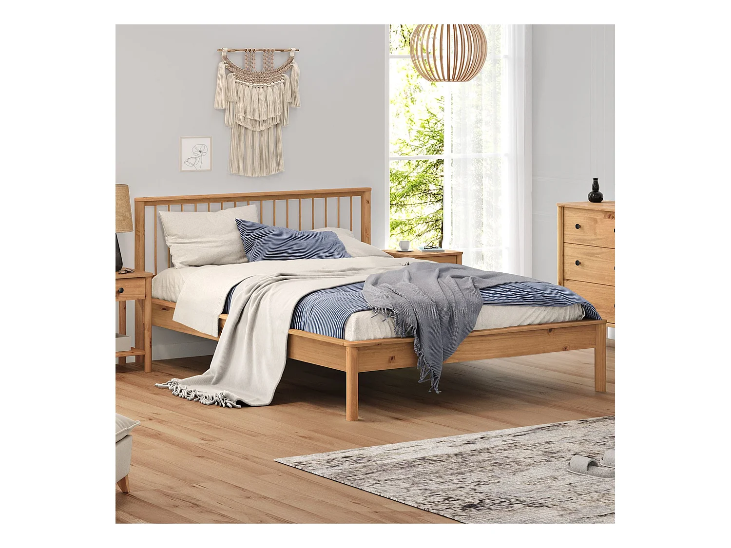 Lit 140 x 200 avec sommier APOANA en bois massif coloris chêne, cadre robuste avec tête de lit à barreaux