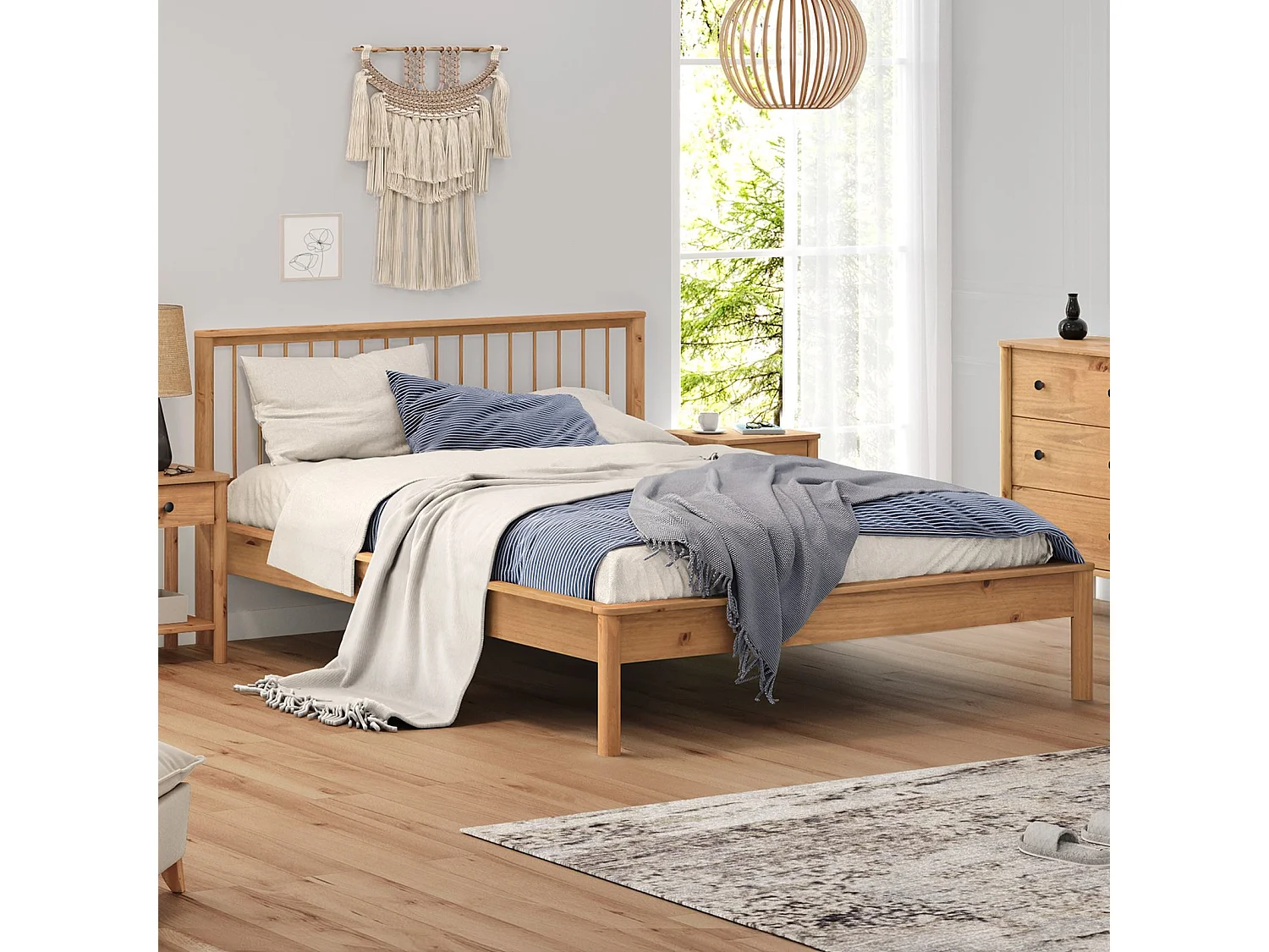 Lit 140 x 200 avec sommier APOANA en bois massif coloris chêne, cadre robuste avec tête de lit à barreaux