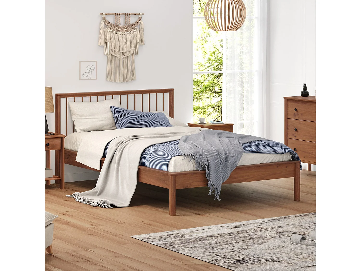 Lit 140 x 200 avec sommier APOANA en bois massif coloris châtaignier, cadre robuste avec tête de lit à barreaux