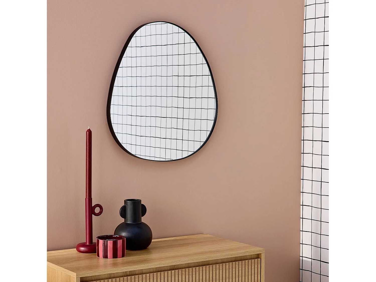 Espejo de metal negro con forma orgánica decorativo de pared negro