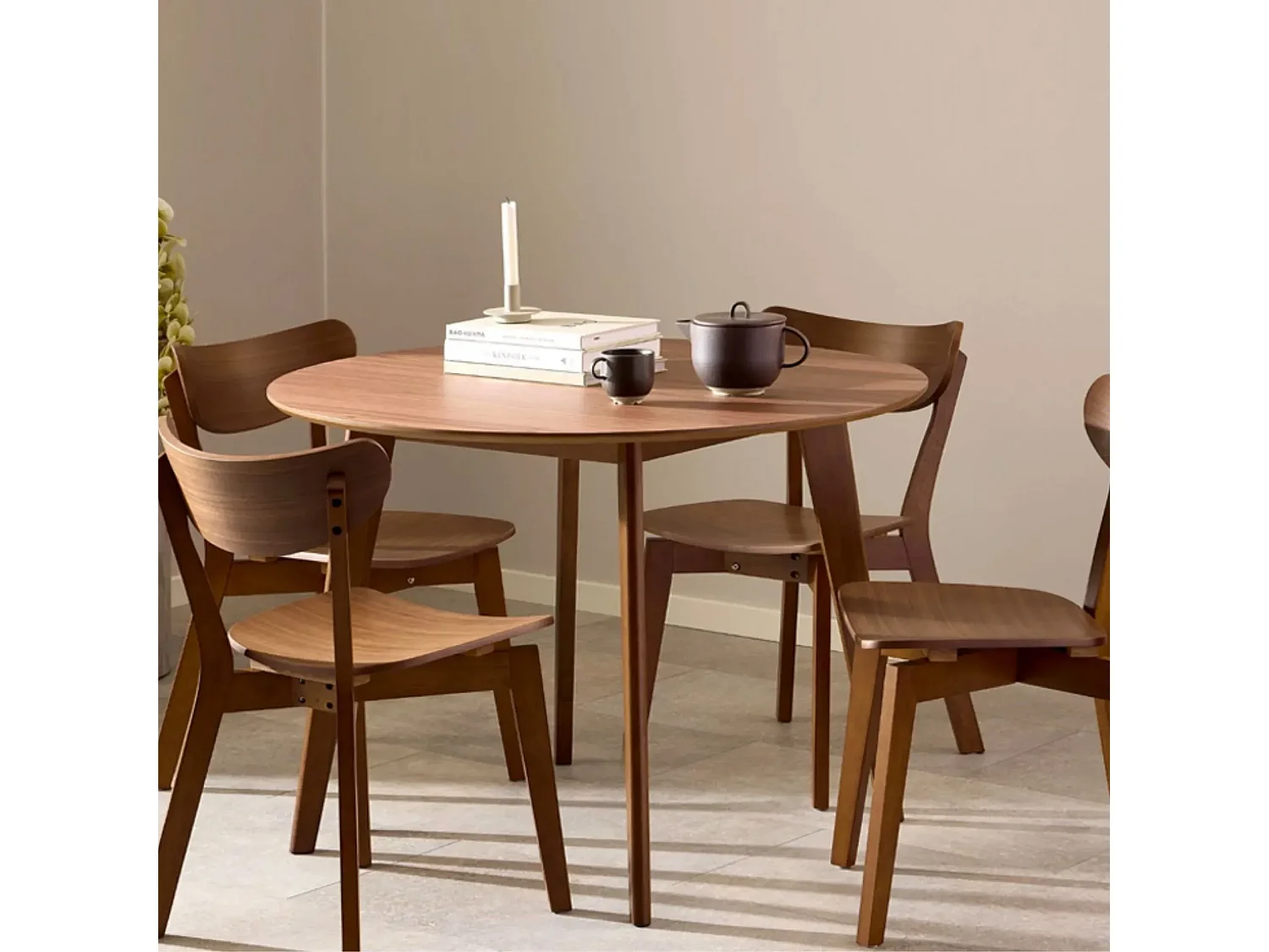 Table ronde en bois noyer D105 + 4 chaises noyer - LETA