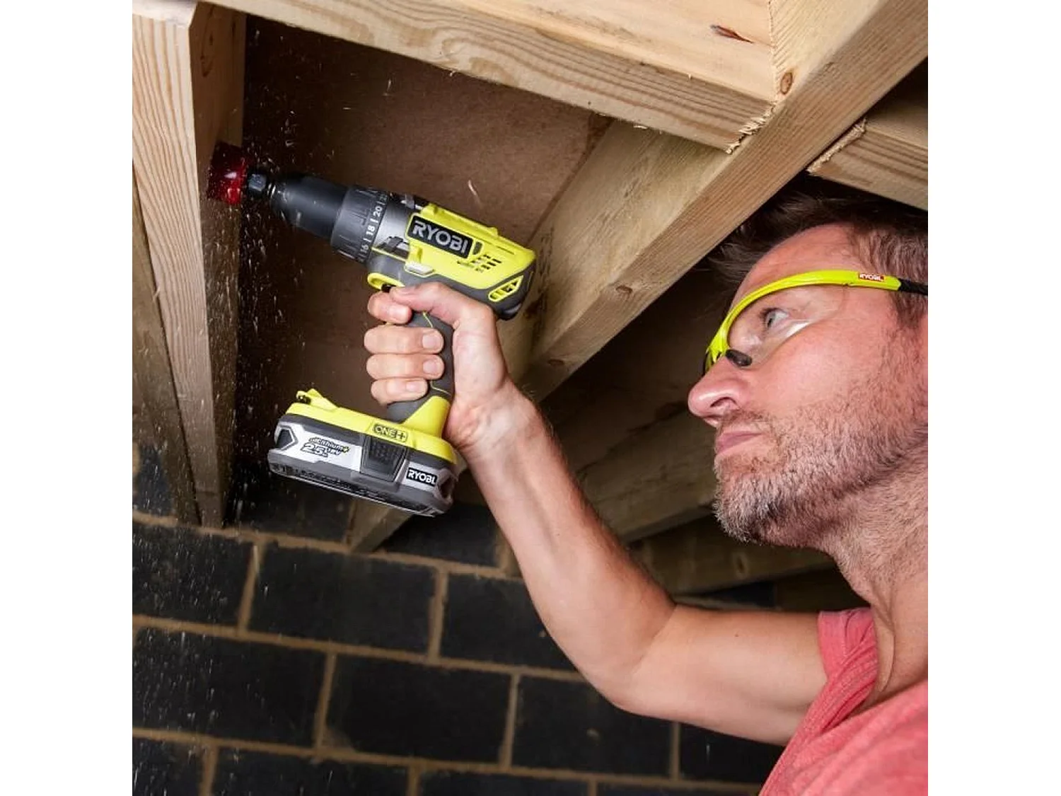 Draadloze boor- en schroefmachine 18V 50Nm Boorkop 13mm RYOBI met 2,0Ah accu en snellader