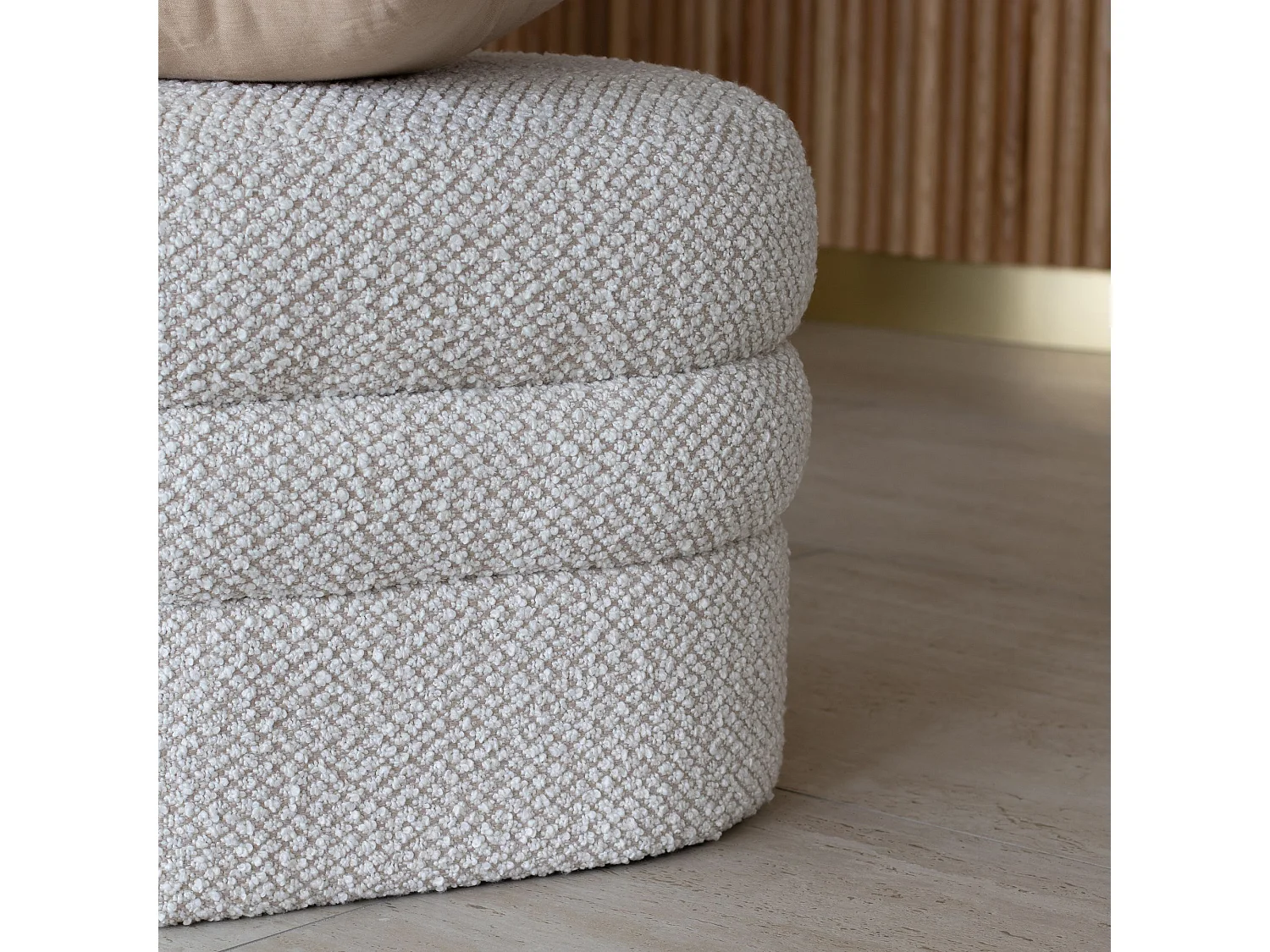 Now's Home - Pouf Oval En Bouclette Beige Structure En Bois 64x44x45cm Ulysse