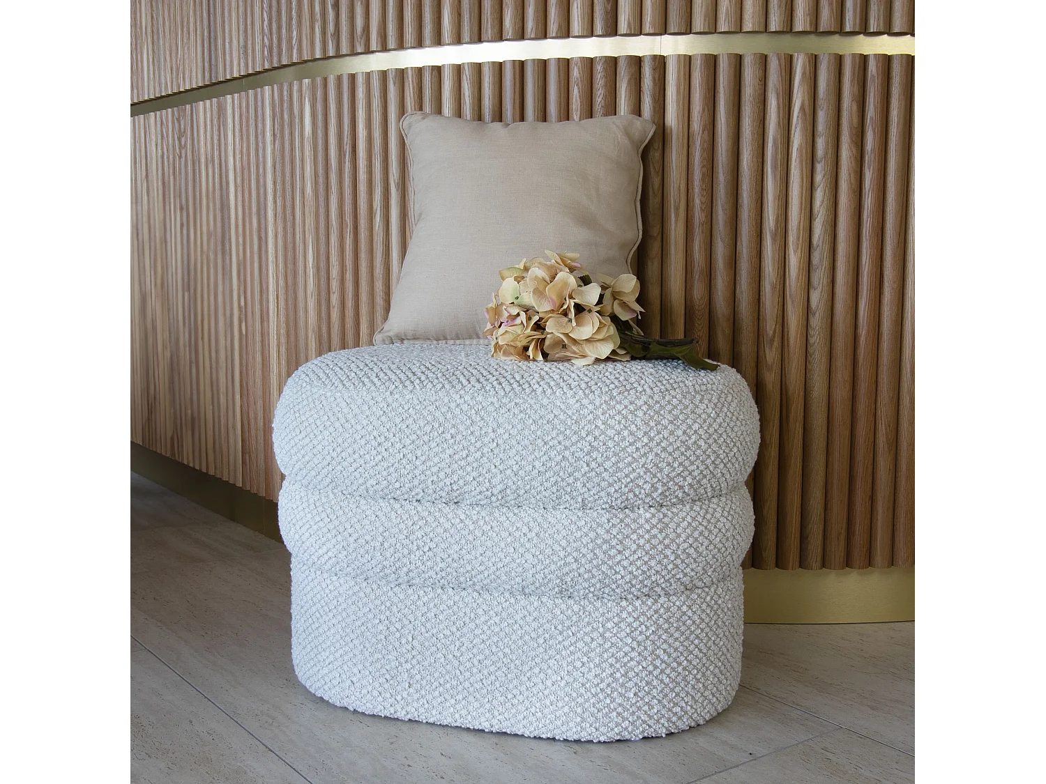 Now's Home - Pouf Oval En Bouclette Beige Structure En Bois 64x44x45cm Ulysse