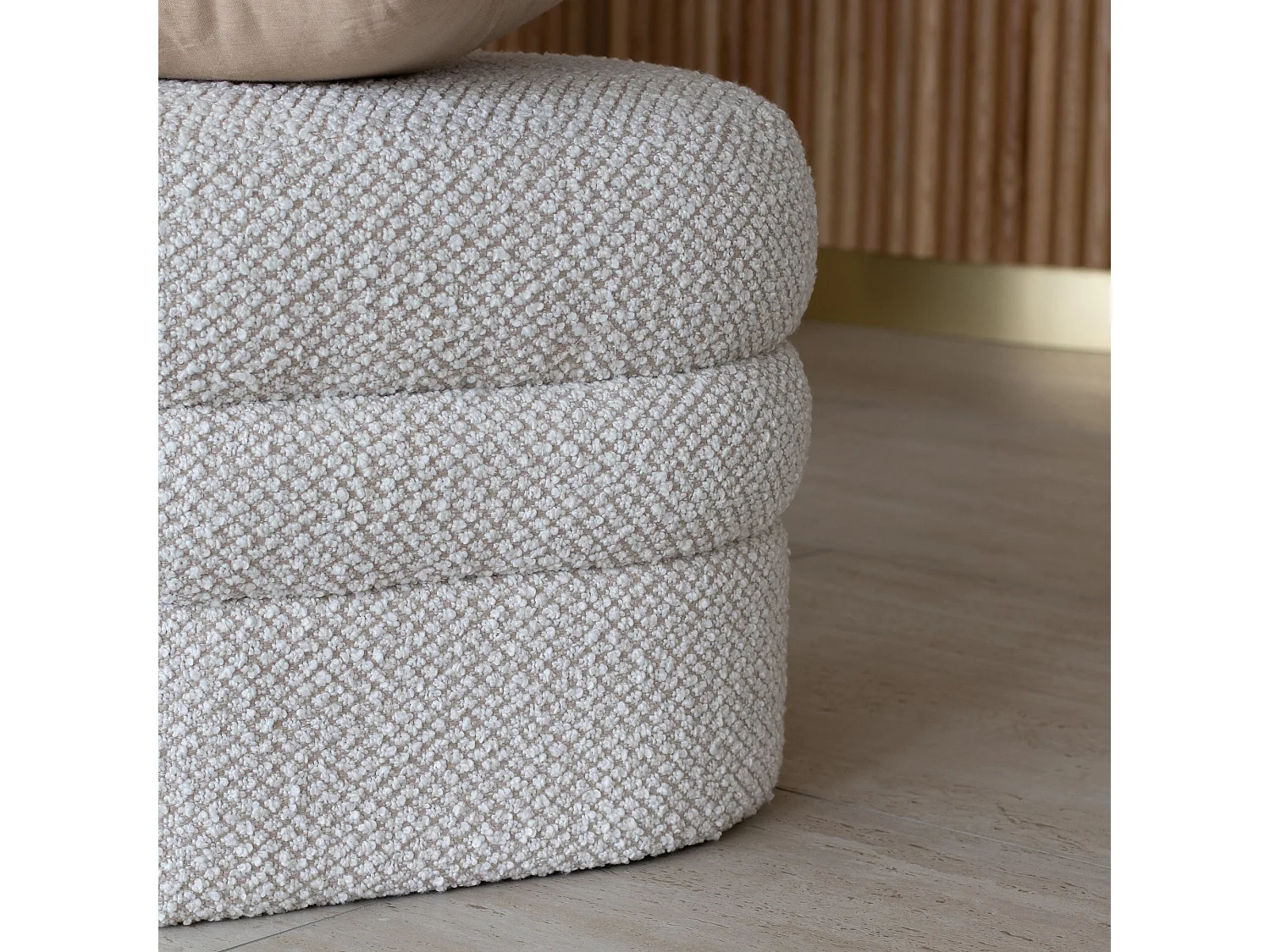Now's Home - Pouf Oval En Bouclette Beige Structure En Bois 64x44x45cm Ulysse