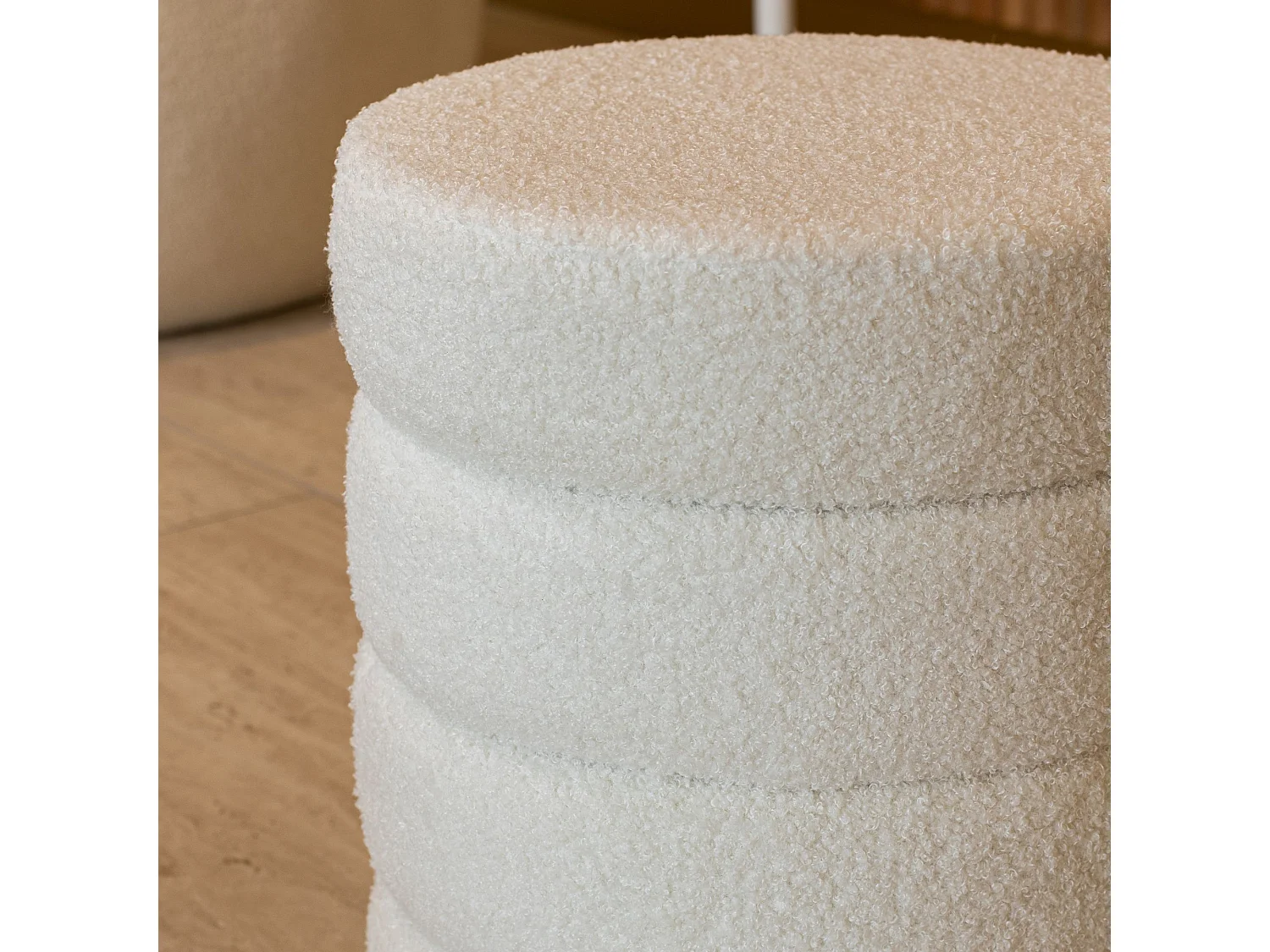Now's Home - Pouf Tissu Teddy Blanc Structure En Bois 35x35x40cm Malo