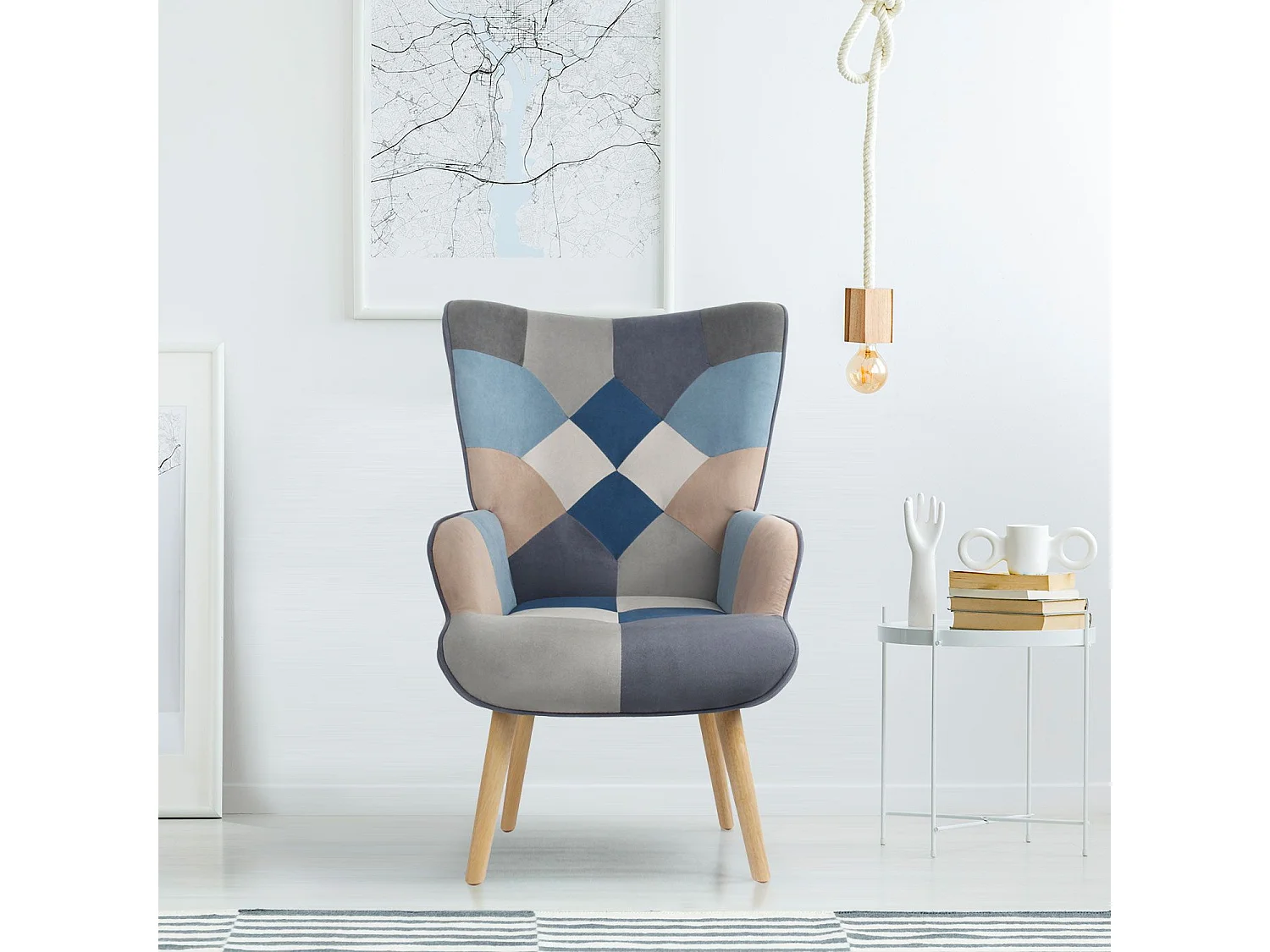 Poltrona scandinava Lyliane con velluto grigio e blu effetto patchwork