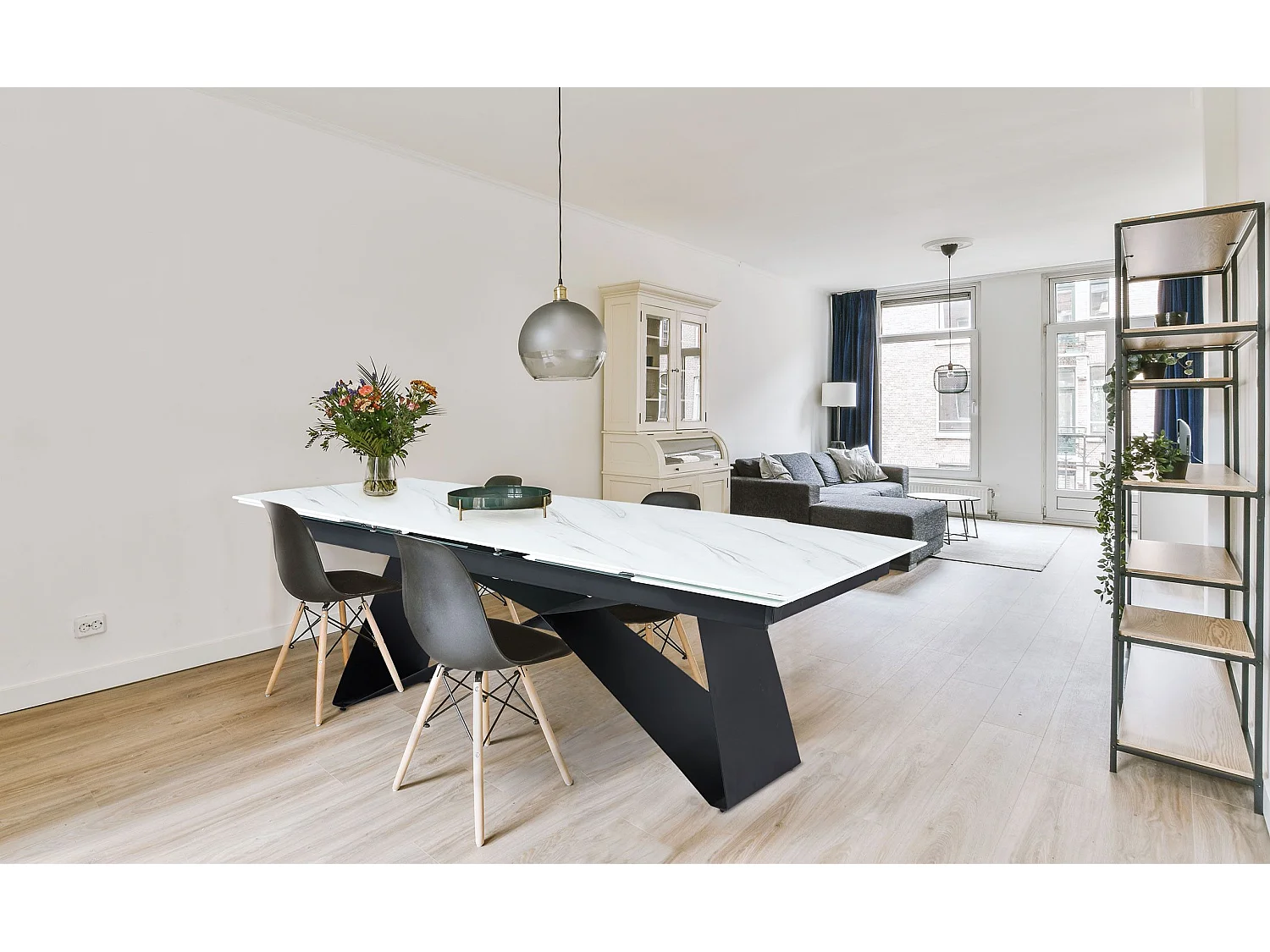 Table à manger extensible Mogarie Verre Effet marbre blanc et pieds Métal Noir