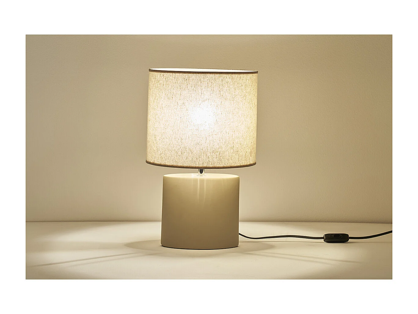 Lampe à poser en céramique taupe mat et abat-jour en lin naturel TIGA