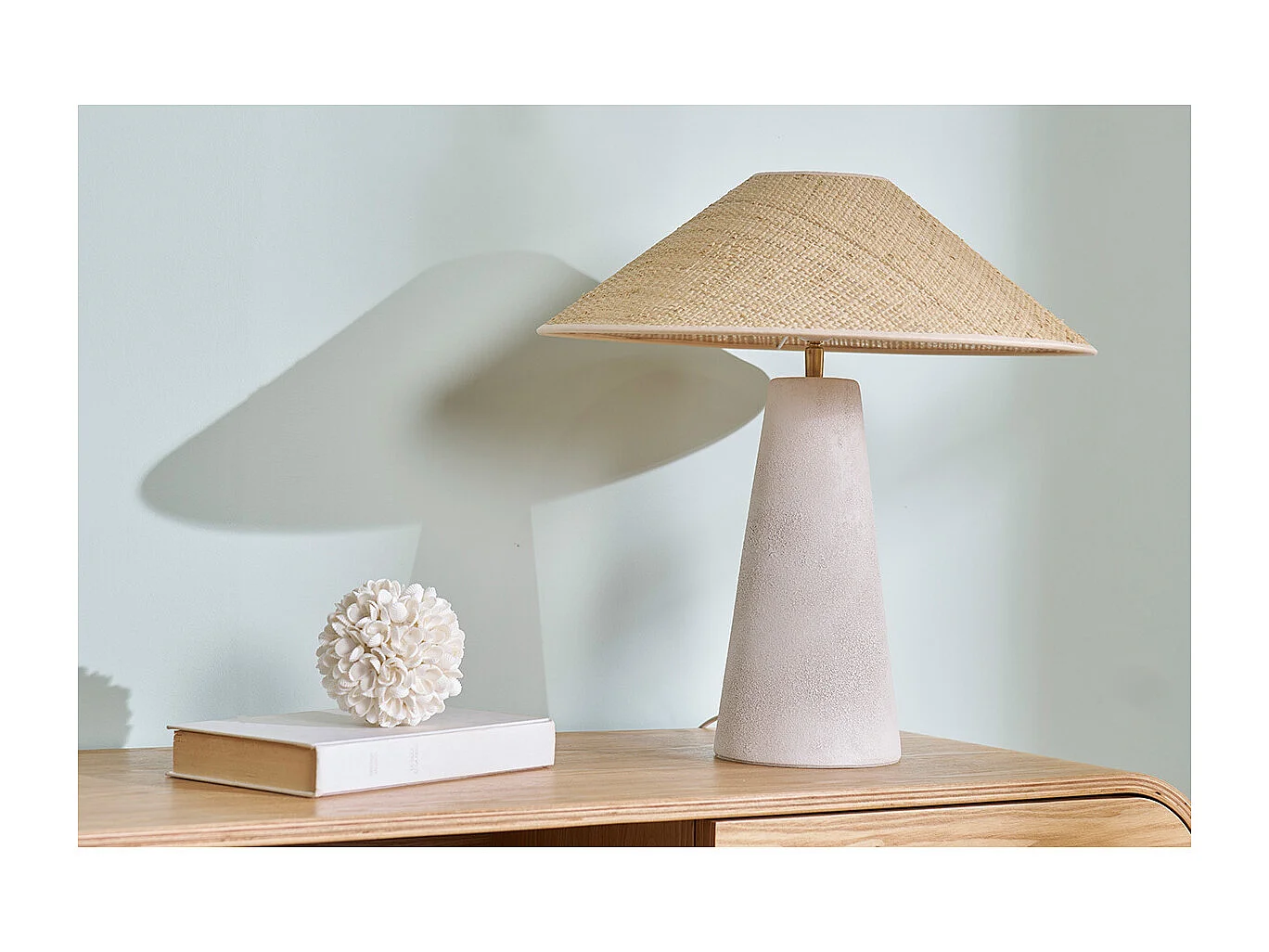 Lámpara de mesa blanca de cerámica con pantalla de mimbre H47 cm JUNI