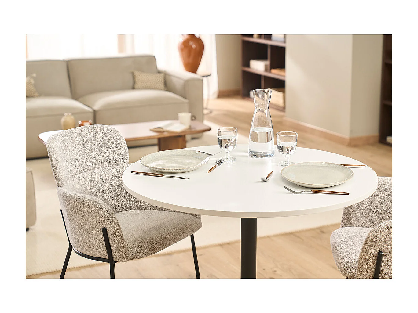 Table à manger design ronde blanche et métal noir D90 cm CALISTA